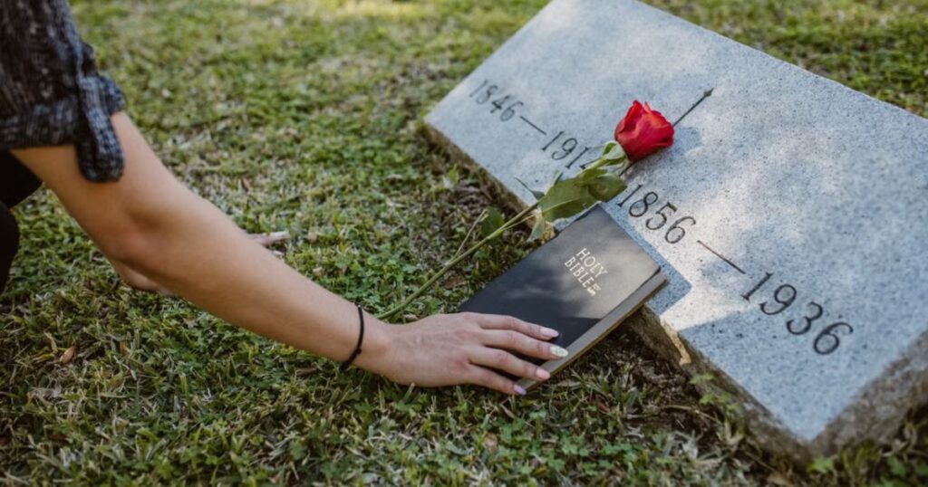 Funeral invitation wording and what to say in a respectful message